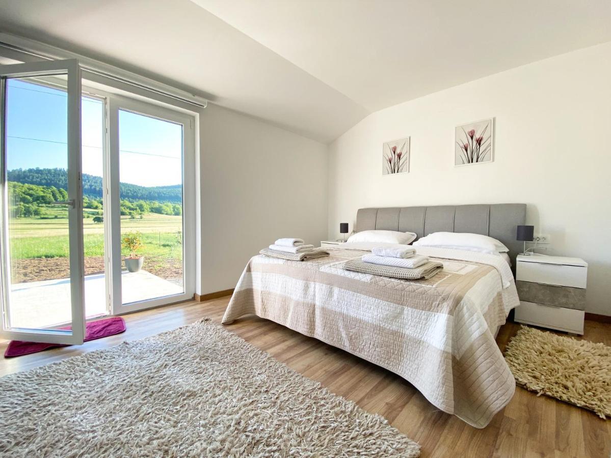 אוטוצאץ Apartman Fenestra S Terasom I Pogledom Na Gacku מראה חיצוני תמונה